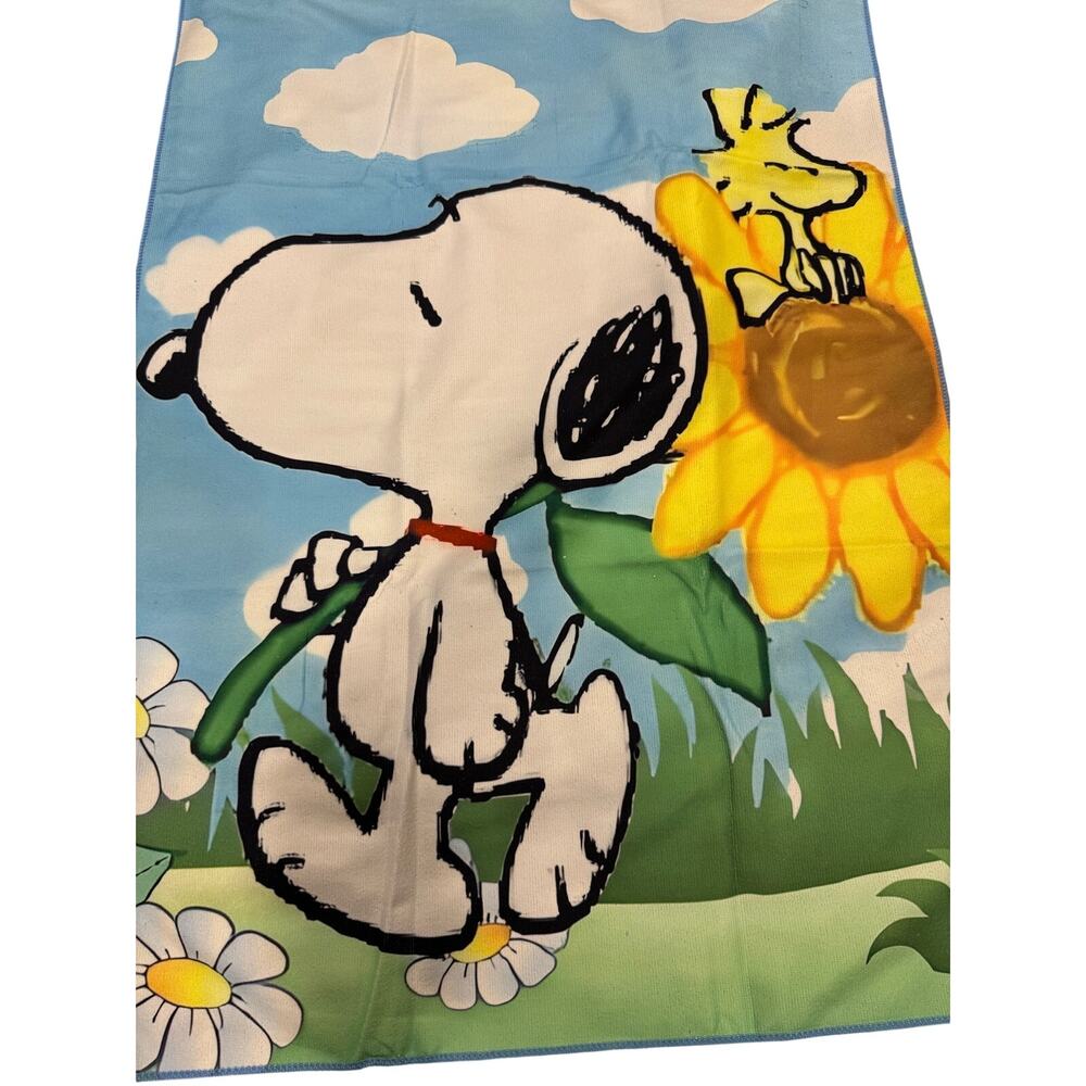 Snoopy beach towel with a sunflower - Picture 3 of 4
